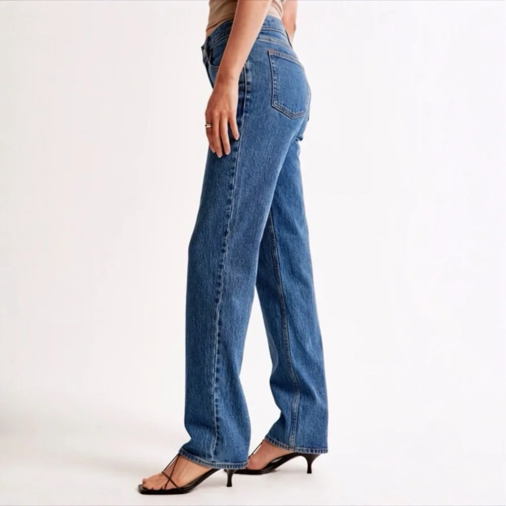 Abercrombie Fitch 10 Short (30S) ‘90s Straight Mid Rise Women’s Jeans Med Wash
